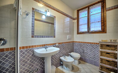 Casa Rossa 5: Espejo, Grifo, Arreglo De Tubería, Lavabo, Lavabo Del Baño, Propiedad, Baño, Mueble De Baño, Diseño De Interiores, Púrpura