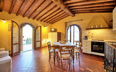 Casa Rossa 3: Mueble, Propiedad, Mesa, Sofá, Madera, Ventana, Gabinetes, Encendiendo, Sala, Diseño De Interiores