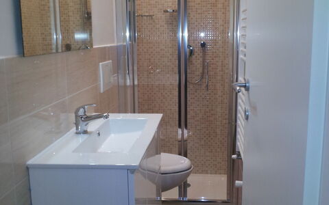 Guelfa House: Baño, Habitación, Propiedad, Loseta, Arreglo De Tubería, Arquitectura, Pared, Accesorio De Baño, Suelo, Vaso