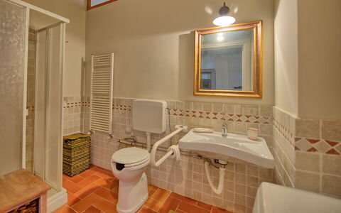 Pozzo Dei Desideri: Baño, Habitación, Propiedad, Diseño De Interiores, Loseta, Suelo, Edificio, Casa, Bienes Raíces, Arreglo De Tubería