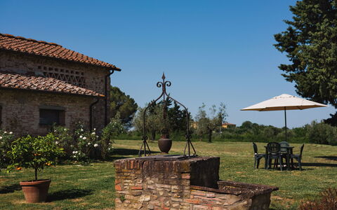 Pozzo Dei Desideri: Planta, Cielo, Propiedad, Ventana, Edificio, El Terreno Del Lote, Árbol, Hierba, Sombra, Paisaje