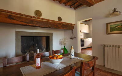 Pozzo dei Desideri 2: Mesa, Mueble, Propiedad, Gabinetes, Mostrador, Madera, Silla, Diseño De Interiores, Cocina, Arquitectura