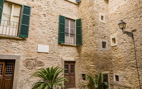 Appartamento La Corte: Ventana, Planta, Edificio, Barrio, Ladrillo, Piso, Puerta, Diseño Urbano, Fachada