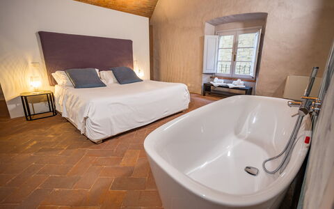 Appartamento La Corte: Bañera, Propiedad, Ventana, Arreglo De Tubería, Madera, Edificio, Diseño De Interiores, Comodidad, Baño