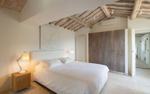 Tenuta Pomona: Cama, Mueble, Habitación, Pared, Diseño De Interiores, Lecho, Sábana, Madera, Suelo, Piso