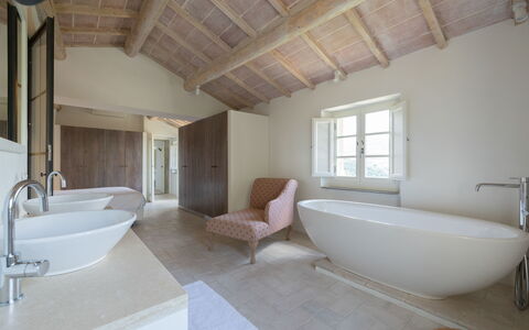 Tenuta Pomona: Baño, Arreglo De Tubería, Diseño De Interiores, Piso, Pared, Bañera, Suelo, Techo, Grifo, Plomería