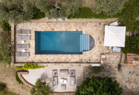 Tenuta Pomona: Piscina, Mueble Para Exteriores, Material Compuesto, Recurso, Losa, Silla, Sombra, Fuente De Agua, Sunlounger, Diseño