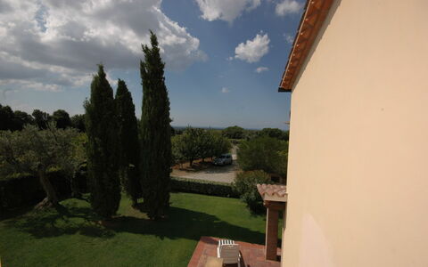 Poderino: Propiedad, Cielo, Árbol, Casa, Hierba, Nube, Habitación, Arquitectura, Planta, Edificio