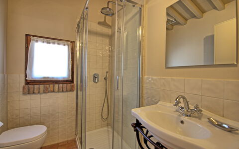 Cuccardino: Espejo, Grifo, Arreglo De Tubería, Lavabo, Propiedad, Lavabo Del Baño, Edificio, Baño, Encendiendo, Diseño De Interiores