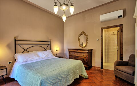 Montegufoni: Cama, Diseño De Interiores, Pared, Mueble, Habitación, Techo, Piso, Suelo, Sábana, Habitación
