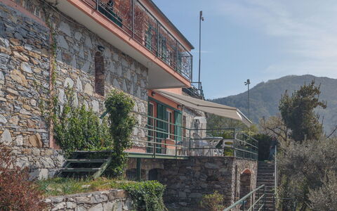 Villa Pia Con Piscina a Recco: Propiedad, Casa, Edificio, Arquitectura, Pared, Bienes Raíces, Montaña, Área Rural, Klippe, Fachada