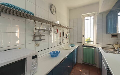 Villa Pia Con Piscina a Recco: Gabinetes, Fregadero, Lavabo, Grifo, Ventana, Mostrador, Cocina, Edificio, Diseño De Interiores, Casa
