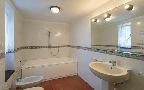 Villa Pia Con Piscina a Recco: Espejo, Arreglo De Tubería, Lavabo, Grifo, Propiedad, Blanco, Bañera, Baño, Lavabo Del Baño, Azur