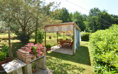 La Piccola Margherita: Propiedad, Yarda, Patio Interior, Cabaña, Casa, Jardín, Bienes Raíces, Edificio, Hierba, Área Rural