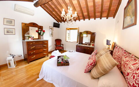 Alla Piazzetta Proprietà: Habitación, Habitación, Mueble, Propiedad, Diseño De Interiores, Techo, Cama, Edificio, Sábana, Casa