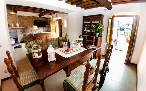 Alla Piazzetta: Propiedad, Habitación, Edificio, Comedor, Mueble, Casa, Mesa, Diseño De Interiores, Bienes Raíces, Techo