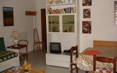 Gabriele: Habitación, Mueble, Diseño De Interiores, Propiedad, Sala, Casa, Edificio, Suelo, Mesa, Estante