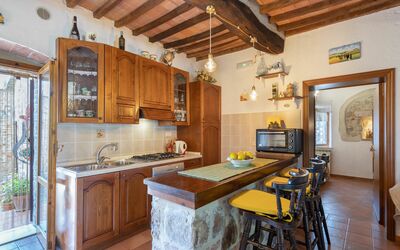 Giulia: Propiedad, Habitación, Edificio, Mueble, Mostrador, Cocina, Haz, Techo, Diseño De Interiores, Bienes Raíces