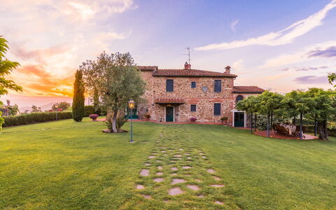 Villa Roncovisi: Propiedad, Cielo, Inmuebles, Casa, Casa, Edificio, Hierba, Mansión, Bienes Raíces, Arquitectura