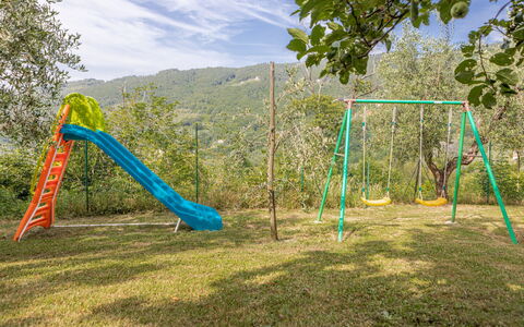 Villa Dell'angelo: Patio De Recreo, Columpio, Equipo De Juego Exterior, Espacio Publico, Tobogán, Verde, Asentamientos Humanos, Árbol, Tolva, Jugar