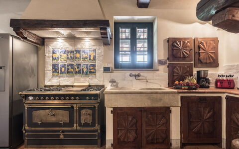 Villa Dell'angelo: Mostrador, Gabinetes, Mueble, Habitación, Cocina, Propiedad, Diseño De Interiores, Loseta, Edificio, Estufa De Cocina