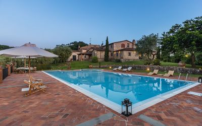 Villa Dell'angelo: Piscina, Propiedad, Recurso, Bienes Raíces, Vacaciones, Edificio, Ocio, Casa, Barrio Residencial, Árbol