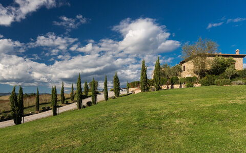 Appartamento Il Nido Di Giulia: Cielo, Naturaleza, Nube, Paisaje Natural, Hierba, Tiempo De Día, Verde, Árbol, Pradera, Propiedad