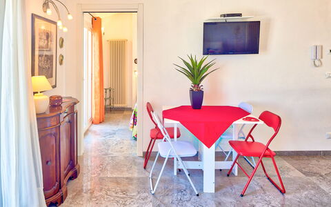 Lucrezia - San Lorenzo: Habitación, Propiedad, Mueble, Rojo, Mesa, Comedor, Diseño De Interiores, Casa, Edificio, Silla