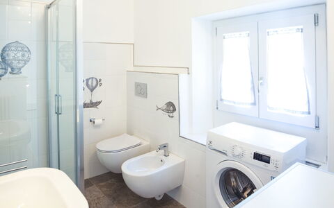 Lucrezia - San Lorenzo: Baño, Propiedad, Habitación, Arreglo De Tubería, Diseño De Interiores, Bañera, Bienes Raíces, Casa, Edificio, Suelo
