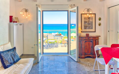Lucrezia - San Lorenzo: Habitación, Propiedad, Mueble, Edificio, Diseño De Interiores, Casa, Bienes Raíces, Habitación, Suite, Suelo