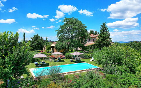 Villa Sonia: Paisaje Natural, Cielo, Verde, Propiedad, Bienes Raíces, Árbol, Casa, Nube, Botánica, Piscina
