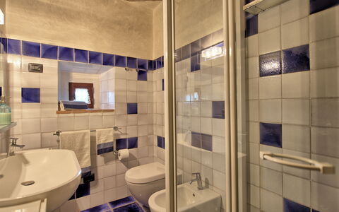 Villa Sonia: Espejo, Grifo, Arreglo De Tubería, Lavabo, Baño, Púrpura, Lavabo Del Baño, Diseño De Interiores, Suelo, Pared