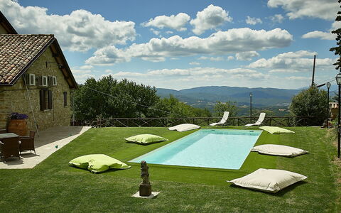 Villa Umbra: Propiedad, Hierba, Paisaje Natural, Casa, Piscina, Bienes Raíces, Casa, Árbol, Ocio, Edificio