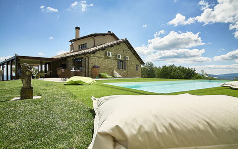 Villa Umbra: Propiedad, Casa, Cielo, Casa, Paisaje Natural, Hierba, Edificio, Bienes Raíces, Cabaña, Casa De Campo
