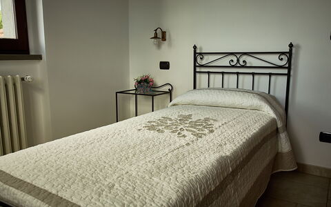 Villa Umbra: Habitación, Cama, Mueble, Sábana, Habitación, Lecho, Propiedad, Colchón, Marco De La Cama, Suelo