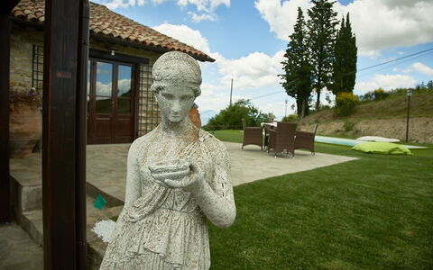 Villa Umbra: Estatua, Escultura, Hierba, Cielo, Esculpir, Jardín, Arte, Monumento, Árbol, Casa