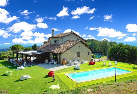 Villa Umbra: Propiedad, Casa, Paisaje Natural, Cielo, Hierba, Bienes Raíces, Casa, El Terreno Del Lote, Edificio, Inmuebles