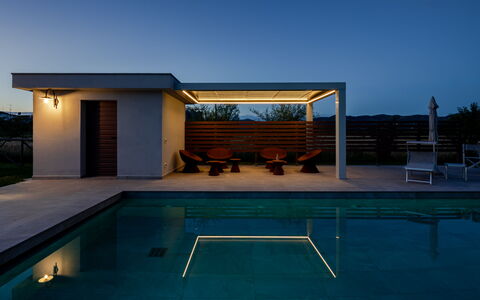 Incanto Toscano: Piscina, Material Compuesto, Sombra, Recurso, Mueble Para Exteriores, Diseño, Oscuridad, Estructura Al Aire Libre, Manchas De Madera, Madera Dura