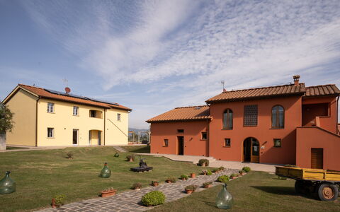 Incanto Toscano: Nube, Planta, Cielo, Ventana, Edificio, Casa, Árbol, El Terreno Del Lote, Hierba, Cabaña
