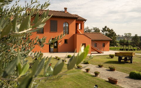 Incanto Toscano: Planta, Cielo, Edificio, Propiedad, Ventana, Nube, Casa, Árbol, Arquitectura, El Terreno Del Lote