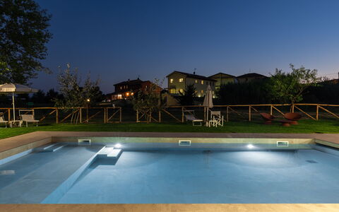 Incanto Toscano: Agua, Cielo, Planta, Propiedad, Edificio, Piscina, Árbol, Ocio, Hierba, Arecales