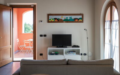 Loto: Propiedad, Mueble, Edificio, Sofá, Ventana, Madera, Diseño De Interiores, Comodidad, Sala, Piso
