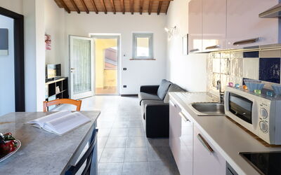 Farfalle: Gabinetes, Mostrador, Cocina, Mesa, Estufa De Cocina, Diseño De Interiores, Madera, Arquitectura, Electrodoméstico, Suelo