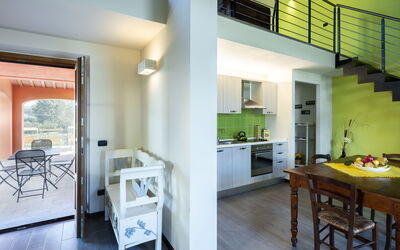 Olio: Mueble, Mesa, Madera, Encendiendo, Diseño De Interiores, Sala, Piso, Suelo, Edificio, Silla