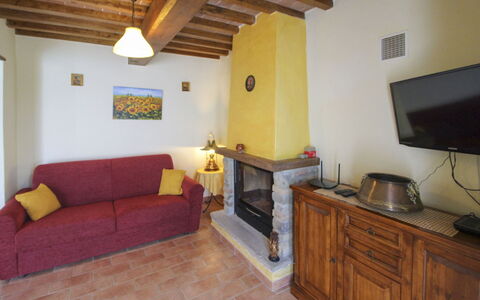 Poggio del Fabbro: Mueble, Piso, Diseño De Interiores, Pared, Suelo, Madera, Sofá, Habitación, Sala, Encendiendo