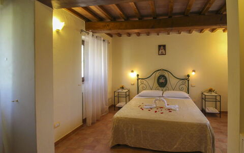Poggio del Fabbro: Mueble, Diseño De Interiores, Techo, Piso, Suelo, Encendiendo, Habitación, Habitación, Lámpara, Cama