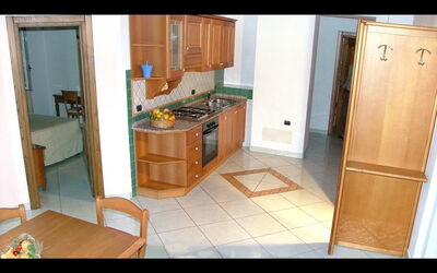 Epomeo: Propiedad, Habitación, Suelo, Mueble, Gabinetes, Cocina, Loseta, Casa, Edificio, Piso