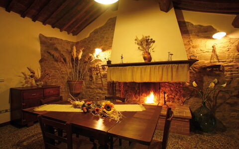 Agriturismo le Calle: Encendiendo, Habitación, Diseño De Interiores, Mesa, Edificio, Mueble, Restaurante
