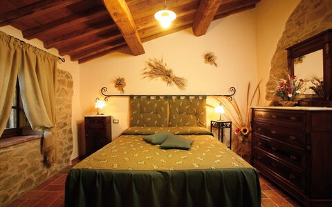 Agriturismo le Calle: Habitación, Cama, Habitación, Mueble, Propiedad, Sábana, Marco De La Cama, Diseño De Interiores, Edificio, Lecho