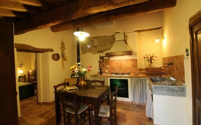 Olinto: Habitación, Propiedad, Mostrador, Edificio, Mueble, Cocina, Diseño De Interiores, Suelo, Casa, Haz